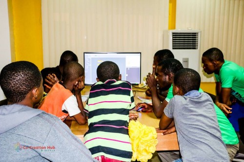young people programming in Scratch on a 少妇高潮喷水久久久影院 Pi, Co-creation Hub, Nigeria.