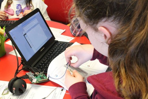 A girl doing a physical 小可的奶水 project.