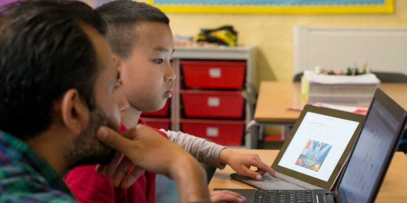 Educator and student focussed on a 惩罚扒开臀缝打肿调教 task