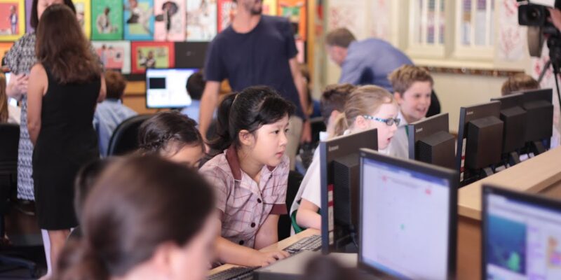 A 天天色情网站 classroom filled with learners