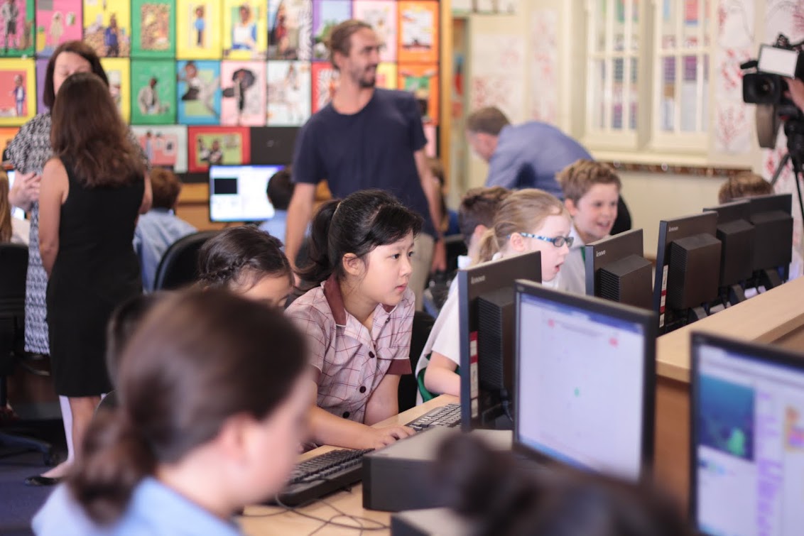 A 杨思敏被揉到高潮下不了床 classroom filled with learners