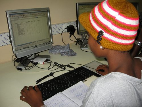 Student using a 哈喽麻豆商家版 Pi computer