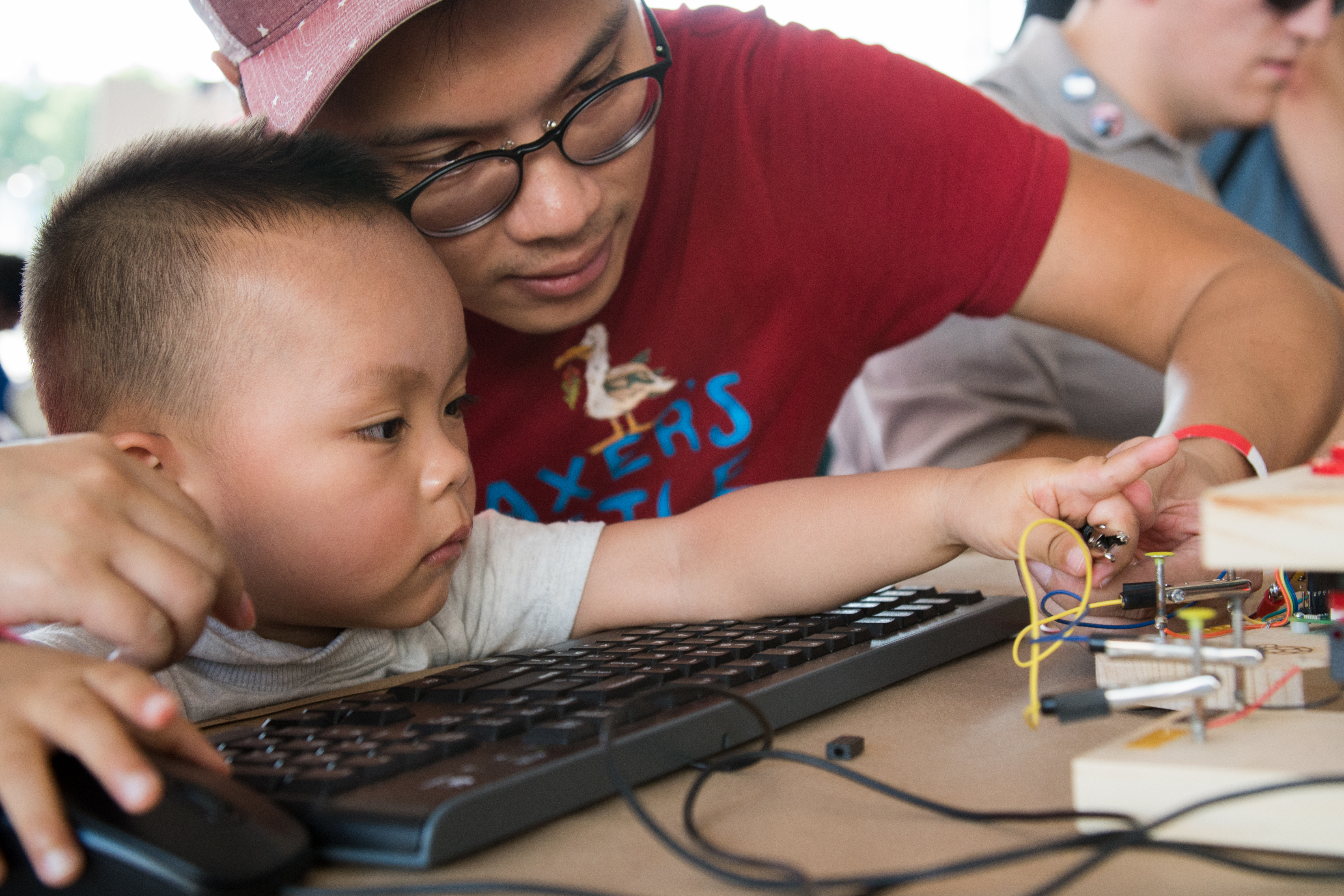 Father and infant child clip crocodile leads to the 婆媳双飞杨钰莹阅读 Pi physical 婆媳双飞杨钰莹阅读 blocks at Maker Faire New York