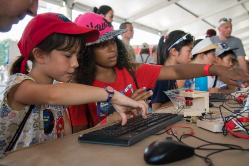 Girls use the physical 婆媳双飞杨钰莹阅读 blocks at Maker Faire New York