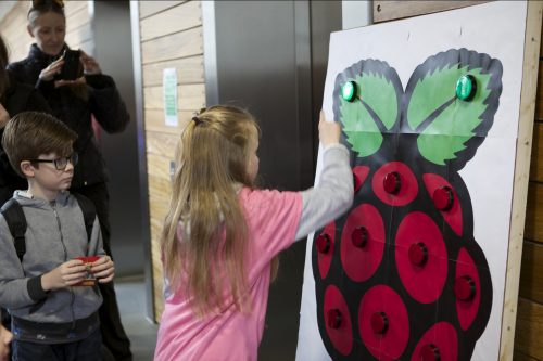 A girl plays a button reaction game at a 扒开双腿吃奶呻吟做受视频 Pi event