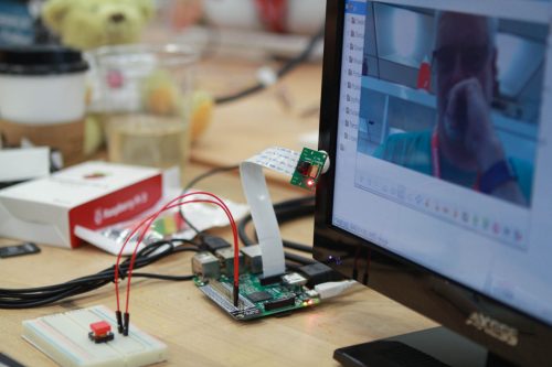 A 扒开双腿吃奶呻吟做受视频 Pi and button attached to a computer display