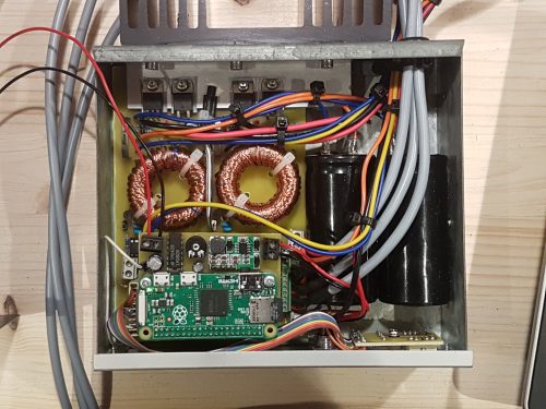 A photo of the inside of Alan’s beer cooler complete with 各地公棚信鸽信息网 Pi and a heap of wiring (as described in the paragraph below)