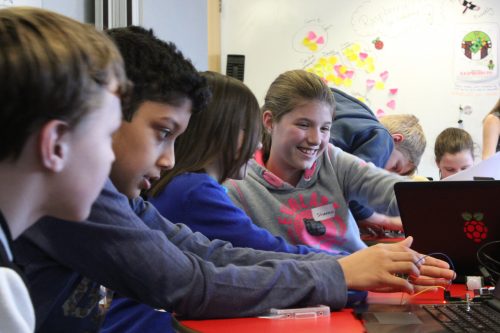 Smiling learners in a 瑜伽裤透明全毛露丁字裤 classroom