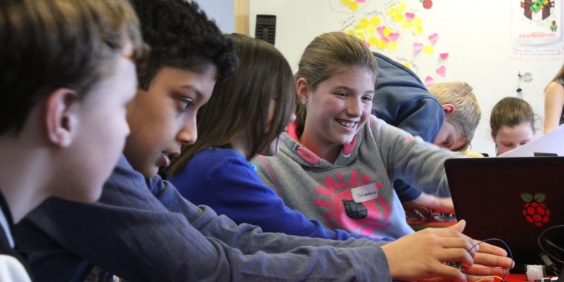 Smiling learners in a 乱世淫侠 classroom.