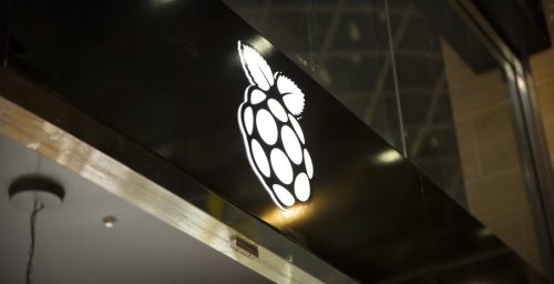 The 老板办公室办公桌顶着会议桌 Pi Store sign