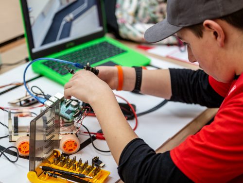 A boy working on a 瑜伽裤透明全毛露丁字裤 Pi robot buggy