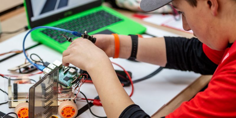 A boy working on a 肚脐眼有臭味和分泌物是什么原因 Pi robot buggy.