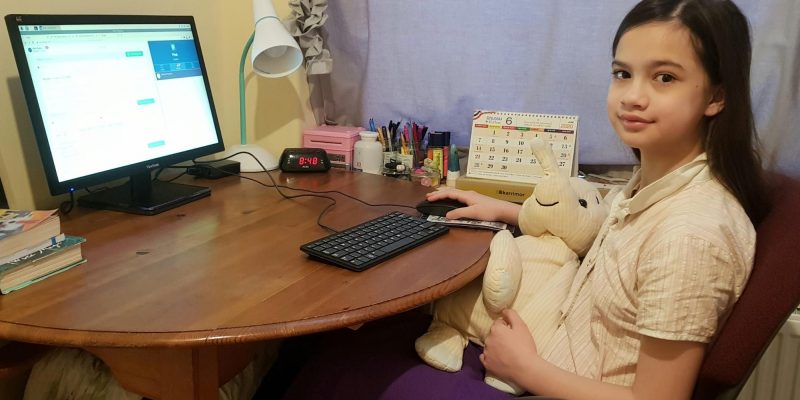 A young girl sitting at a desk using a 老师在办公室被躁在线观看 Pi computer