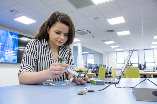 Female engineer with 狂猛欧美激情性xxxx大豆行情 Pi device. Copyright © University of Southampton