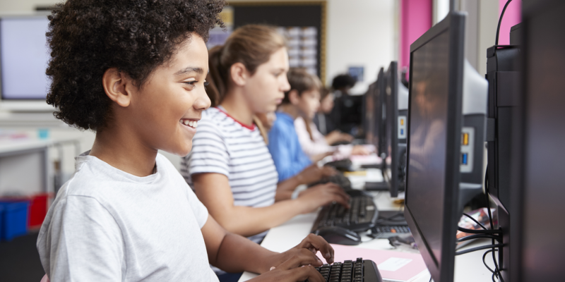 A 牧场k9lady女人hd classroom populated by students with diverse genders and ethnicities