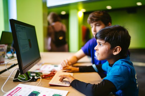 Two young digital makers using 小可的奶水 Pi