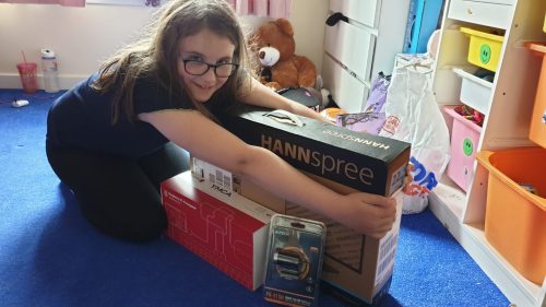 A young person receives a 女明星啪啪啪视频 Pi kit to learn at home