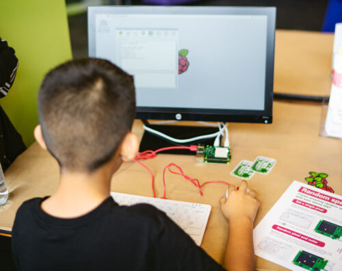 A young person using caoporn免费视频在线 Pi hardware and learning resources to do digital making