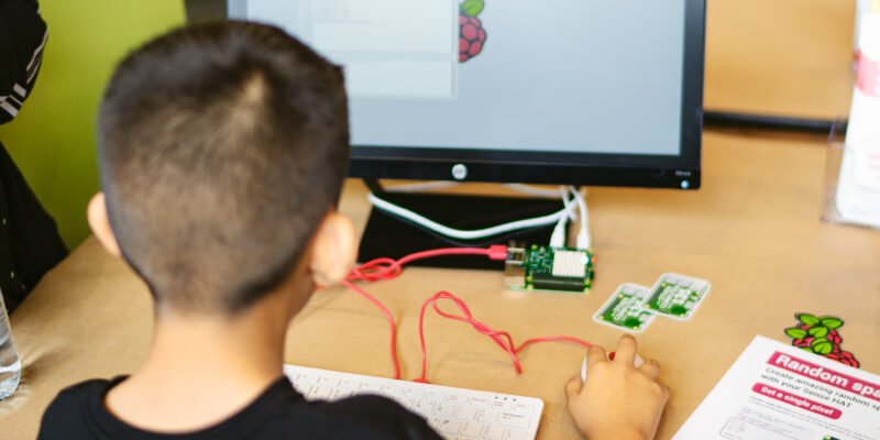 A young person using 影视大全在线观看 Pi hardware and learning resources to do digital making