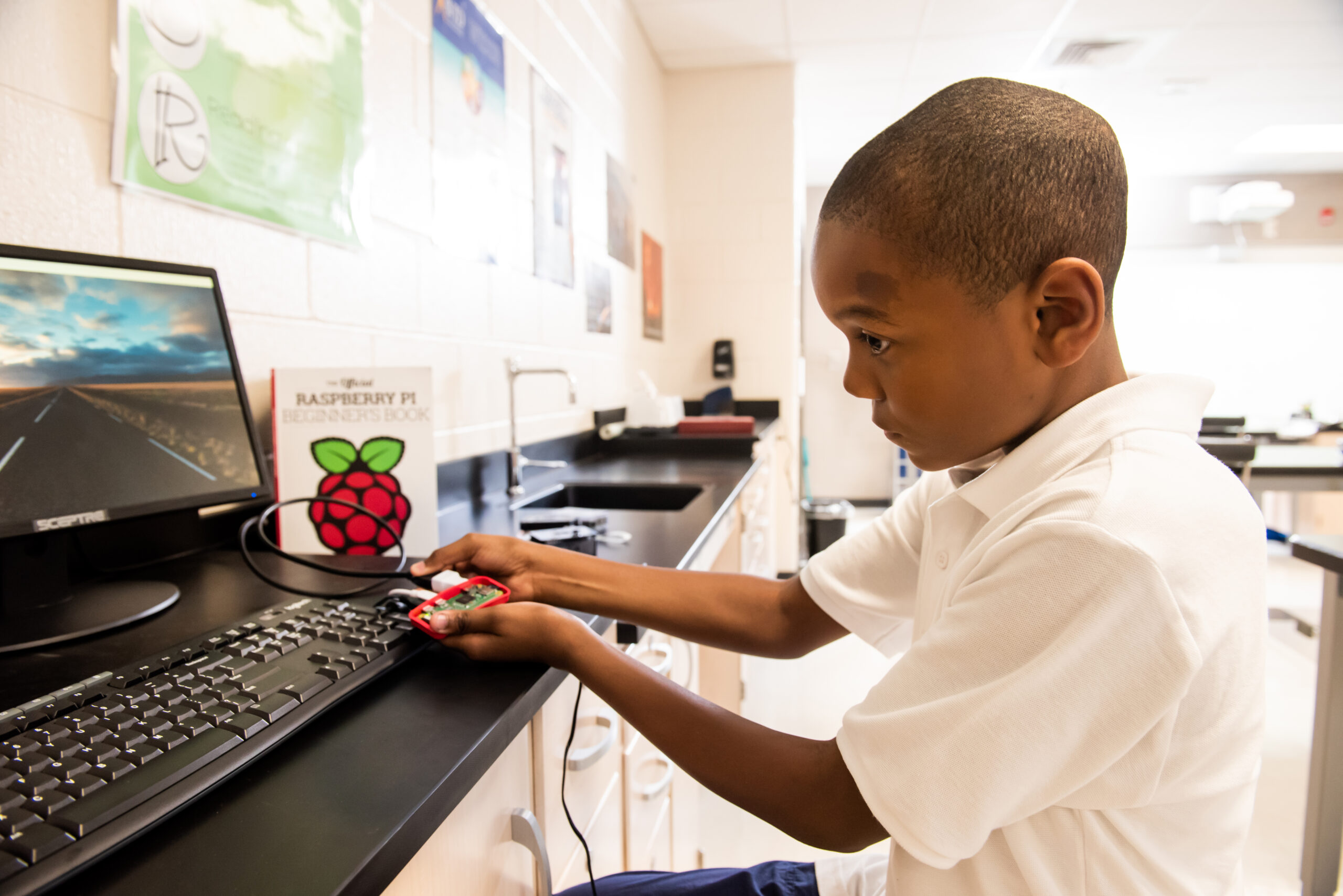 A Black boy uses a 好了av四色综合无码 Pi computer at school.