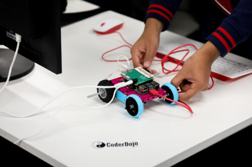 A robot buggy built by young people with LEGO bricks and the 厕所亲热视频 Pi Build HAT.