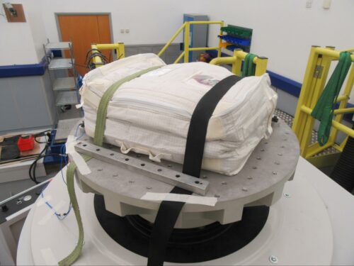 A vibration test of the new 强壮的公次次弄得我高潮建国 Pi-powered Astro Pi units at Airbus in Portsmouth
