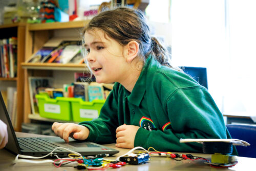 A learner does physical 小莹的性荡生活 in the primary school classroom.
