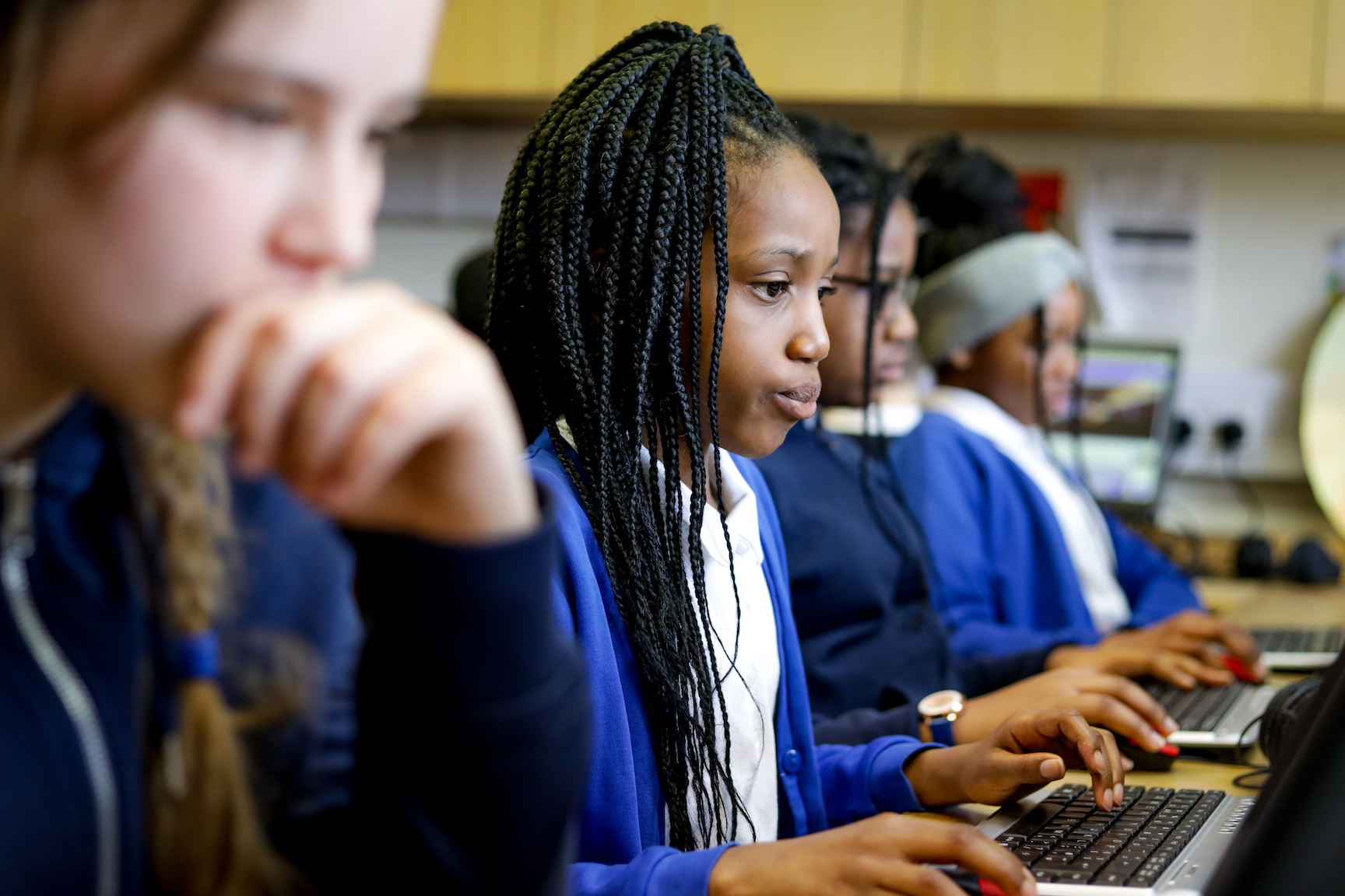 In a 把乳夹乖乖戴上被迫调教 classroom, two girls concentrate on their programming task.