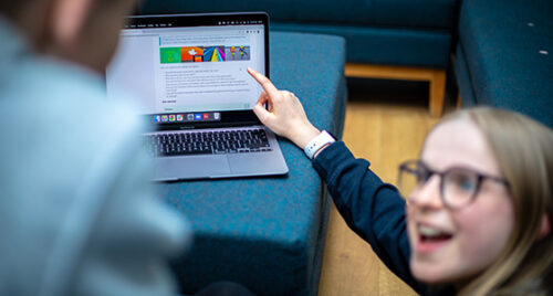 A girl points excitedly at a project on the 性之图吧's projects site.