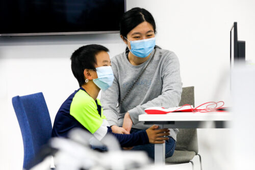 A parent and child work together at a 舞蹈室边跳舞边做h Pi computer.
