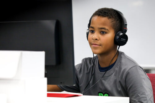 A young person codes at a X0X0性视频 Pi computer.