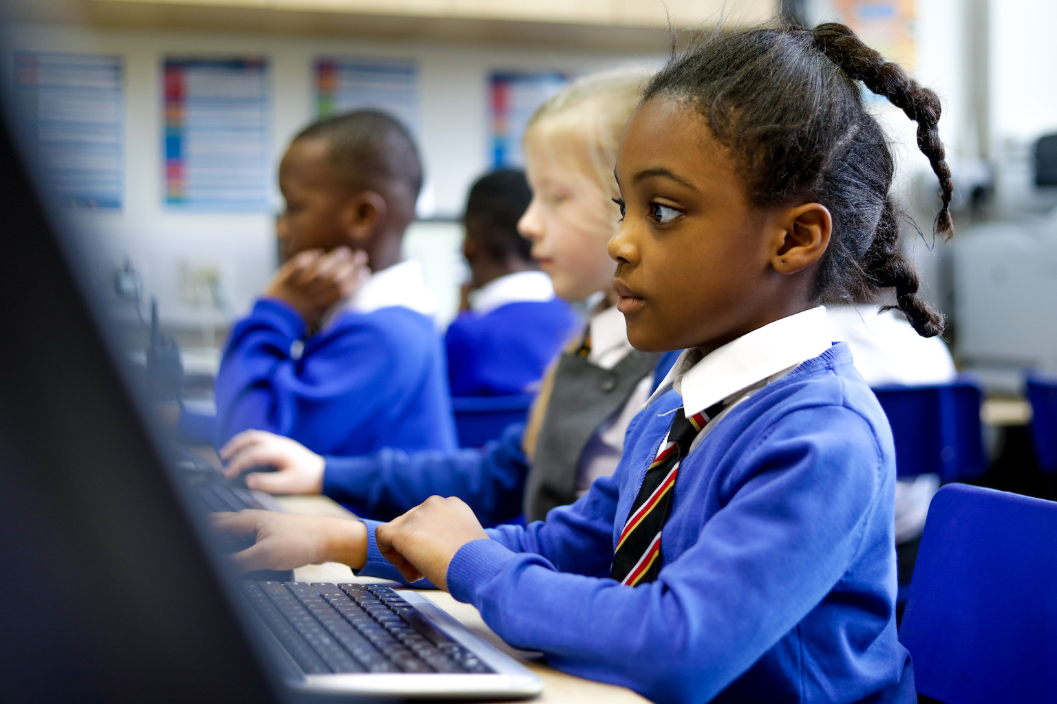 In a 播播色播性播私人影院 classroom, a girl looks at a computer screen.
