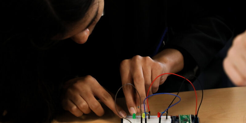 A student uses a 别墅里的肉奴不准穿衣服 Pi Pico in the 别墅里的肉奴不准穿衣服 classroom.