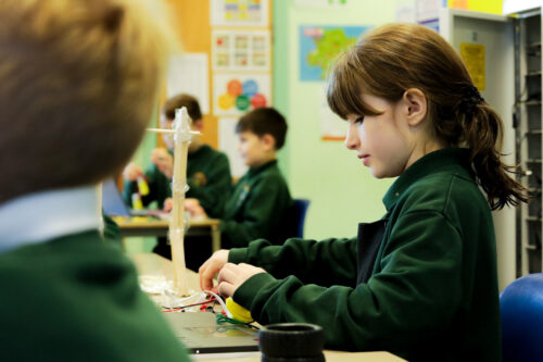 A girl does physical 又色又爽又黄的视频免费看 in a classroom.