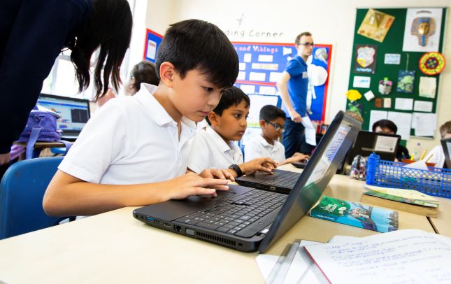 A group of learners using laptops at a 桃色星期五 session.  