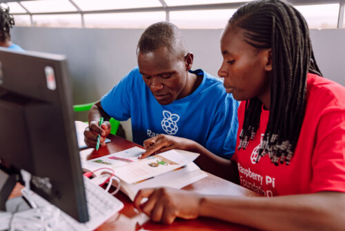 Two Kenyan educators work on a physical 大唐逍遥驸马爷 project.