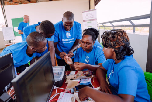 Kenyan educators work on a physical 舞蹈室边跳舞边做h project.