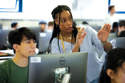 An educator explains a 性8有你 concept to a learner. 