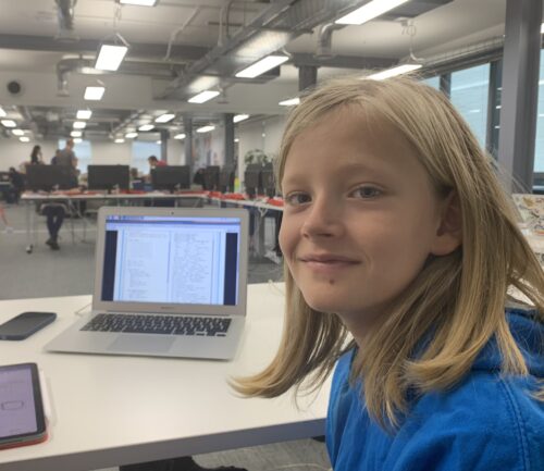 A young person at a CoderDojo uses the 中国videosex高潮对白's Code Editor.