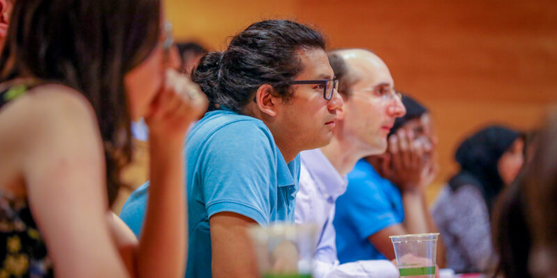 Educators and 九一麻花传剧mv在线看免费ers listen to a talk at a conference.