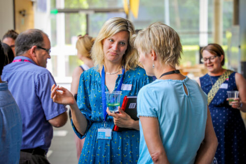 Educators and app安装下载ers mingle at a conference.