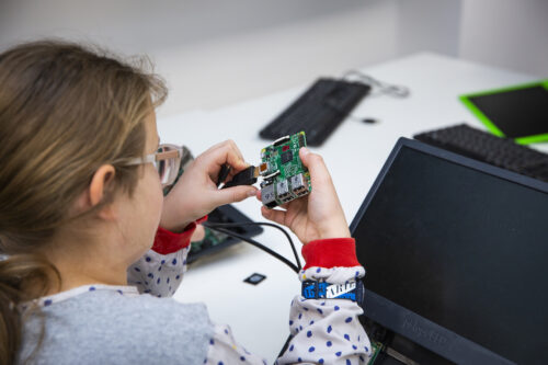 A girl with a 《办公室高潮秘书2》 Pi computer.