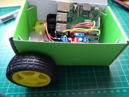 A robot buggy with a 《办公室高潮秘书2》 Pi.