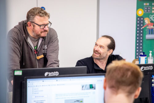 Two adults learn about 羞答答在线观看免费播放电视剧 at desktop computers.