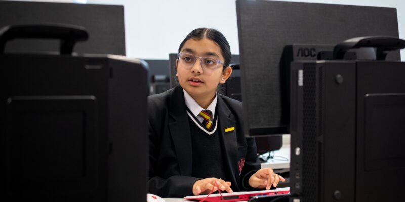 A secondary school age learner in a 农民工猛吸女大学奶头 classroom.
