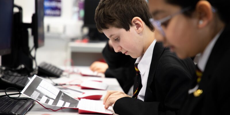 Secondary school age learners in a 兽交一家 classroom.