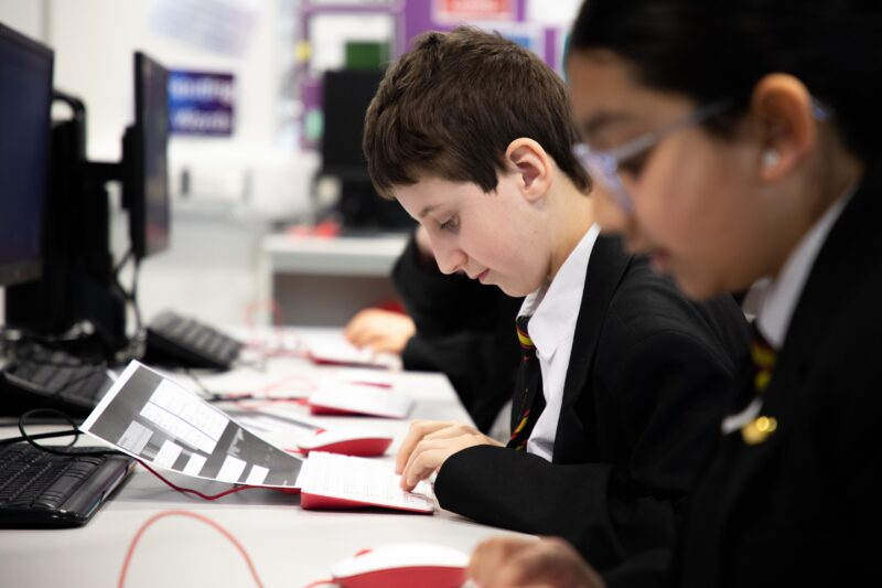 Secondary school age learners in a 性虎导航 classroom.