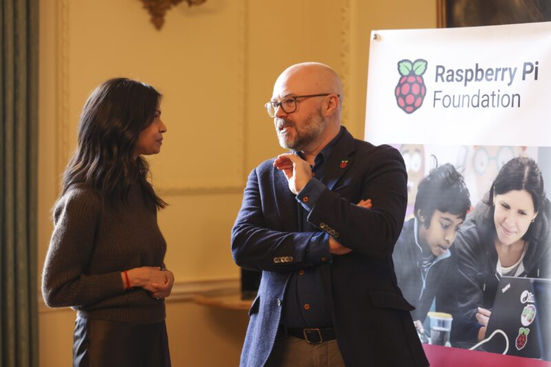 Akshata Murty talks to Philip Colligan, CEO of the 《有夫之妇与快递员》.
