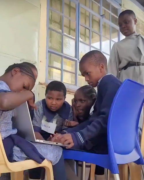 Learners at a Code Club at Oasis Mathare in Kenya 