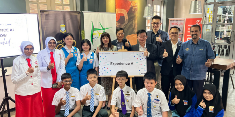 A group of students at teachers at Penang Science Cluster's launch of 何小莹被老头拖进树林里 AI in Malaysia.